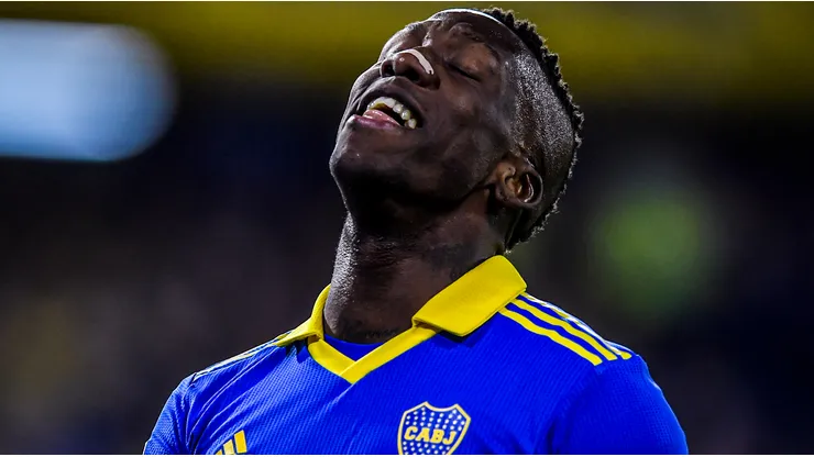 Prensa argentina se rinde ante la nueva posición de Luis Advíncula y lo llena de elogios