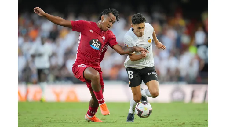 VALENCIA, SPAIN - SEPTEMBER 17: Andre Almeida of Valencia CF battles for possession with Renato Tapia of RC Celta during the LaLiga Santander match between Valencia CF and RC Celta at Estadio Mestalla on September 17, 2022 in Valencia, Spain. (Photo by Aitor Alcalde/Getty Images)