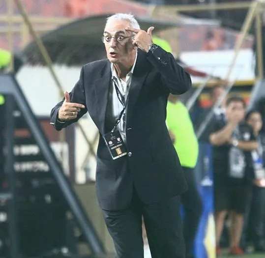 Jorge Fossati suma 12 partidos invicto con Universitario de Deportes e iguala el récord de Oswaldo Piazza en el Apertura de 1998 y de Ángel Cappa en el Apertura del 2002.