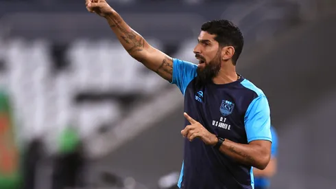 RIO DE JANEIRO, BRAZIL - APRIL 20: Sebastián Abreu head coach of Cesar Vallejo reacts during a Copa CONMEBOL Sudamericana 2023 Group A match between Botafogo and Cesar Vallejo at Estadio Olímpico Nilton Santos on April 20, 2023 in Rio de Janeiro, Brazil. (Photo by Buda Mendes/Getty Images)