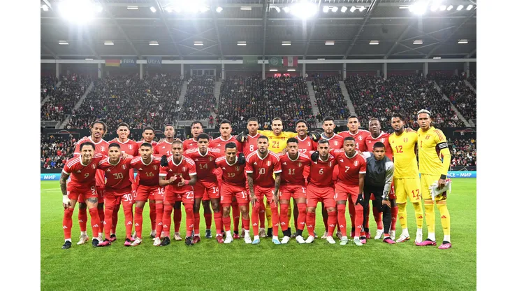 MAINZ, GERMANY - MARCH 25: The Peru team line up on the pitch prior to the international friendly match between Germany and Peru at MEWA Arena on March 25, 2023 in Mainz, Germany. (Photo by Stuart Franklin/Getty Images)