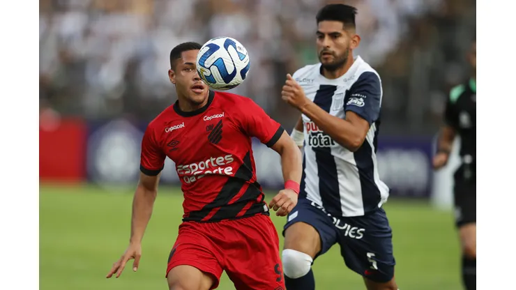 LIMA, PERU - APRIL 04: Roque Ferreira of Athletico Paranaense runs for the ball challenged by Carlos Zambrano of Alianza Lima during a Copa CONMEBOL Libertadores group G match between Alianza Lima and Athletico Paranaense at Estadio Alejandro Villanueva on April 4, 2023 in Lima, Peru. (Photo by Daniel Apuy/Getty Images)