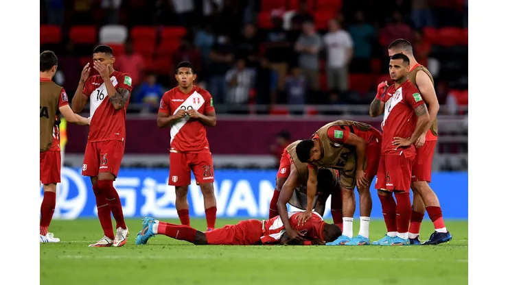 DOHA, QATAR - JUNE 13: Dejected Peru players support each other after being defeated by Australia in the 2022 FIFA World Cup Playoff match between Australia Socceroos and Peru at Ahmad Bin Ali Stadium on June 13, 2022 in Doha, Qatar. (Photo by Joe Allison/Getty Images)