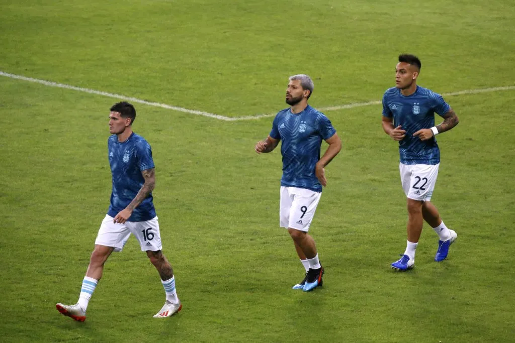 BELO HORIZONTE, BRAZIL – JULY 02: Rodrigo De Paul, Sergio Aguero and Lautaro Martinez of Argentina warm up prior to the Copa America Brazil 2019 Semi Final match between Brazil and Argentina at Mineirao Stadium on July 02, 2019 in Belo Horizonte, Brazil. (Photo by Felipe Oliveira/Getty Images)