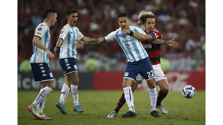 Racing con Guerrero en el campo cayó en Brasil
