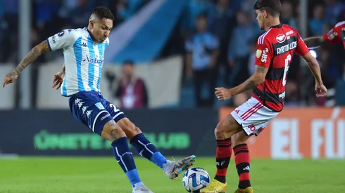 AVELLANEDA, ARGENTINA - MAY 04: Paolo Guerrero of Racing Club fights for the ball with Ayrton Lucas of Flamengo during a Copa CONMEBOL Libertadores 2023 Group A match between Racing Club and Flamengo at Presidente Peron Stadium on May 04, 2023 in Avellaneda, Argentina. (Photo by Marcelo Endelli/Getty Images)