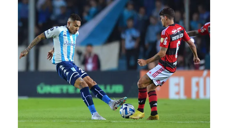 AVELLANEDA, ARGENTINA - MAY 04: Paolo Guerrero of Racing Club fights for the ball with Ayrton Lucas of Flamengo during a Copa CONMEBOL Libertadores 2023 Group A match between Racing Club and Flamengo at Presidente Peron Stadium on May 04, 2023 in Avellaneda, Argentina. (Photo by Marcelo Endelli/Getty Images)