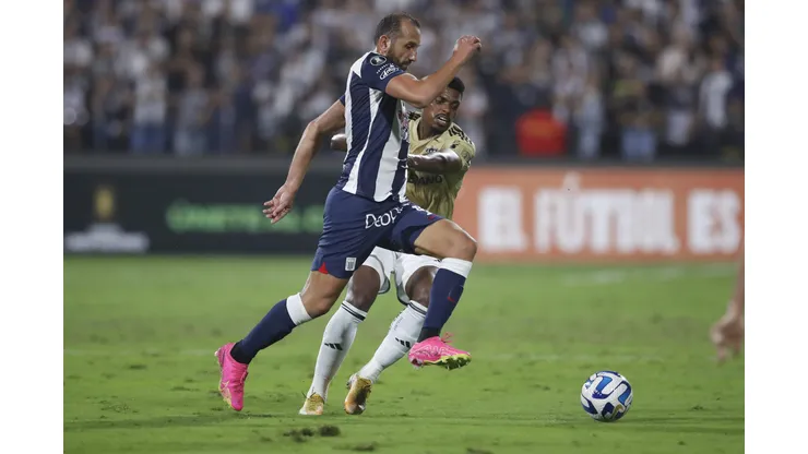 LIMA, PERU - JUNE 6: Hernan Barcos of Alianza Lima and Jemerson of Atletico Mineiro compete for the ball during a Copa CONMEBOL Libertadores group G match between Alianza Lima and Athletico Mineiro at Estadio Alejandro Villanueva on June 6, 2023 in Lima, Peru. (Photo by Daniel Apuy/Getty Images)