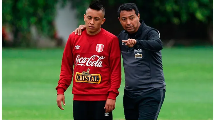 Ñol Solano critica a Cueva por jugar en el Perú