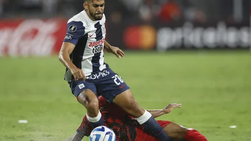 LIMA, PERU - APRIL 04: Andres Andrade of Alianza Lima fights for the ball with Erick Conrado of Athletico Paranaense during a Copa CONMEBOL Libertadores group G match between Alianza Lima and Athletico Paranaense at Estadio Alejandro Villanueva on April 4, 2023 in Lima, Peru. (Photo by Daniel Apuy/Getty Images)
