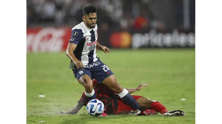 LIMA, PERU - APRIL 04: Andres Andrade of Alianza Lima fights for the ball with Erick Conrado of Athletico Paranaense during a Copa CONMEBOL Libertadores group G match between Alianza Lima and Athletico Paranaense at Estadio Alejandro Villanueva on April 4, 2023 in Lima, Peru. (Photo by Daniel Apuy/Getty Images)