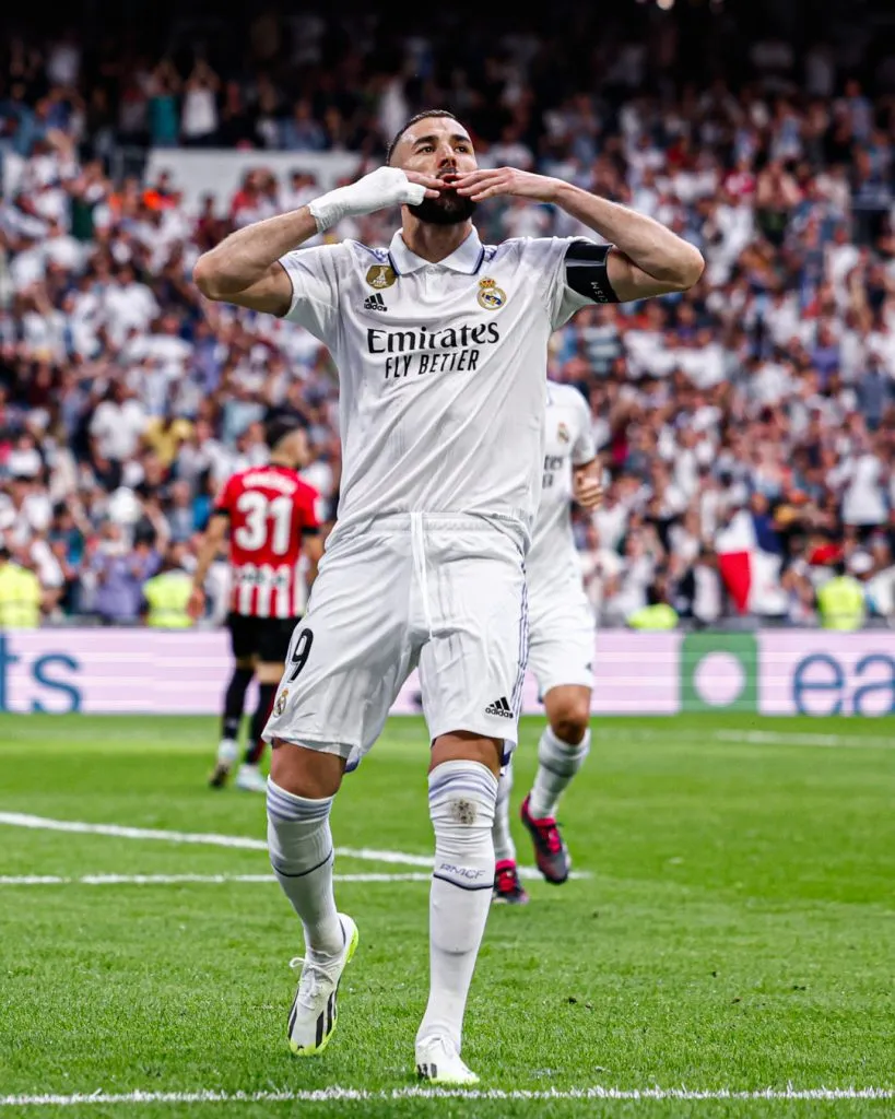 Benzema se va marcando su último gol en el Bernabeu. FOTO: REAL MADRID
