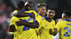 LA PLATA, ARGENTINA - MARCH 13: Luis Advincula of Boca Juniors celebrates with teammate Sebastian Villa after scoring the first goal of his team during a match bewteen Estudiantes and Boca Juniors as part of Copa de la Liga 2022 at Jorge Luis Hirschi Stadium on March 13, 2022 in La Plata, Argentina. (Photo by Rodrigo Valle/Getty Images)