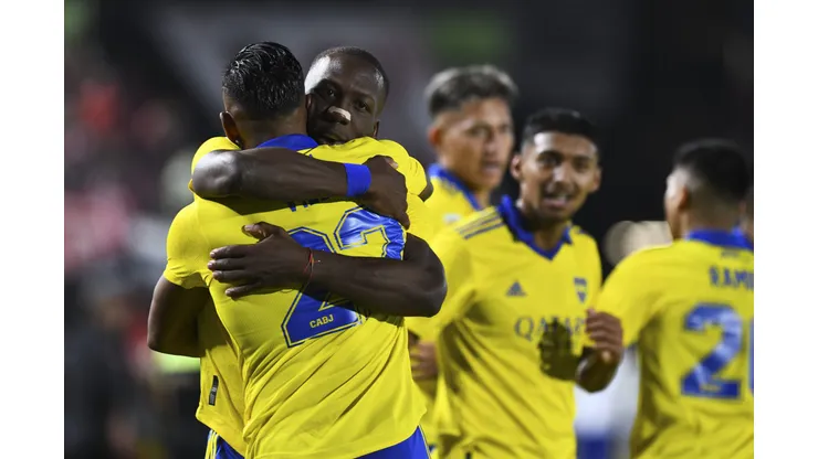LA PLATA, ARGENTINA - MARCH 13: Luis Advincula of Boca Juniors celebrates with teammate Sebastian Villa after scoring the first goal of his team during a match bewteen Estudiantes and Boca Juniors as part of Copa de la Liga 2022 at Jorge Luis Hirschi Stadium on March 13, 2022 in La Plata, Argentina. (Photo by Rodrigo Valle/Getty Images)