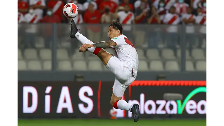 LIMA, PERU - MARCH 29: Gianluca Lapadula of Peru controls the ball during the FIFA World Cup Qatar 2022 qualification match between Peru and Paraguay at Estadio Nacional de Lima on March 29, 2022 in Lima, Peru. (Photo by Leonardo Fernandez/Getty Images)