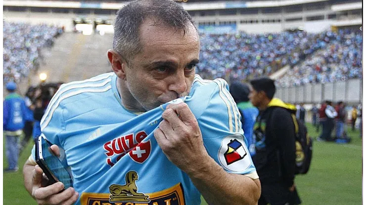 ¿Julinho hizo la de Mourinho con su medalla de la Libertadores?