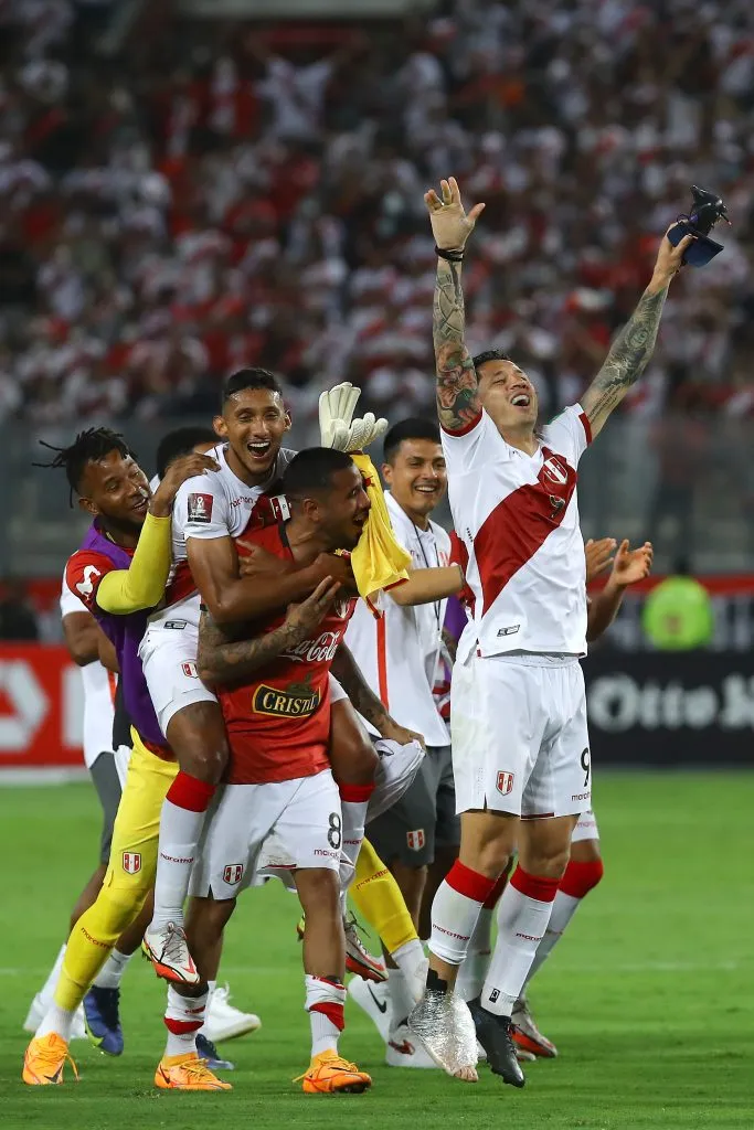 LIMA, PERU – MARCH 29: Gianluca Lapadula (R) of Peru celebrates with teammates after winning the FIFA World Cup Qatar 2022 qualification match between Peru and Paraguay at Estadio Nacional de Lima on March 29, 2022 in Lima, Peru. Peru qualified for the 2022 FIFA World Cup Playoff match in June against Australia or the United Arab Emirates. (Photo by Leonardo Fernandez/Getty Images)