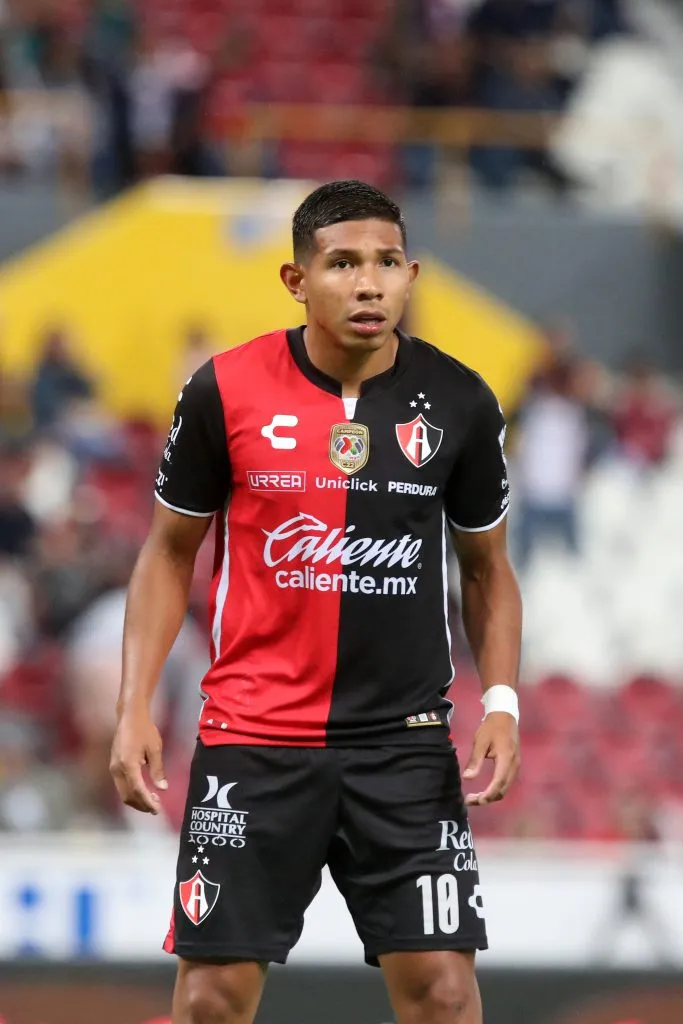 GUADALAJARA, MEXICO – AUGUST 16: Edison Flores of Atlas looks on during the 9th round match between Atlas and FC Juarez as part of the Torneo Apertura 2022 Liga MX at Jalisco Stadium on August 16, 2022 in Guadalajara, Mexico. (Photo by Refugio Ruiz/Getty Images)