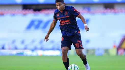 QUERETARO, MEXICO – JANUARY 22: Edison Flores of Atlas controls the ball during the 3rd round match between Queretaro and Atlas as part of the Torneo Clausura 2023 Liga MX at La Corregidora Stadium on January 22, 2023 in Queretaro, Mexico. (Photo by Agustin Cuevas/Getty Images)