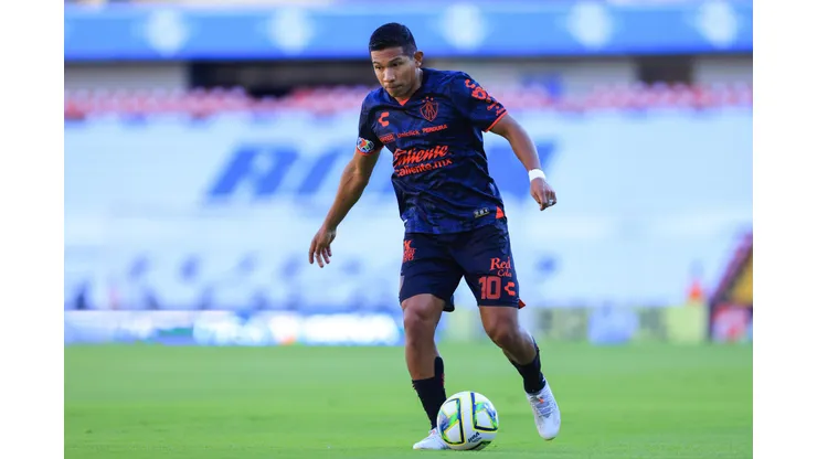 QUERETARO, MEXICO - JANUARY 22: Edison Flores of Atlas controls the ball during the 3rd round match between Queretaro and Atlas as part of the Torneo Clausura 2023 Liga MX at La Corregidora Stadium on January 22, 2023 in Queretaro, Mexico. (Photo by Agustin Cuevas/Getty Images)