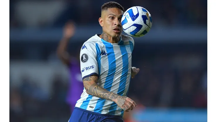 Paolo Guerrero es titular en Racing