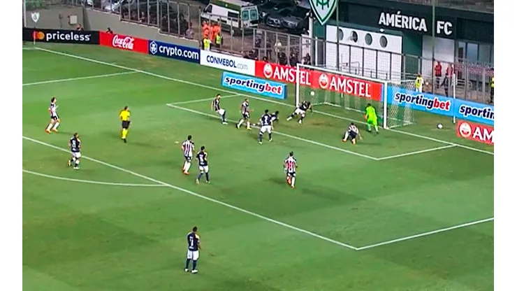 El 'Kaiser' salvó a Alianza: Zambrano evitó el 1-0 de Mineiro