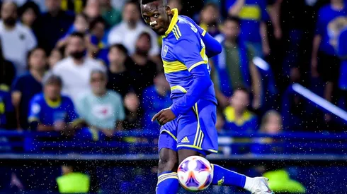 Advíncula está jugando de extremo en Boca