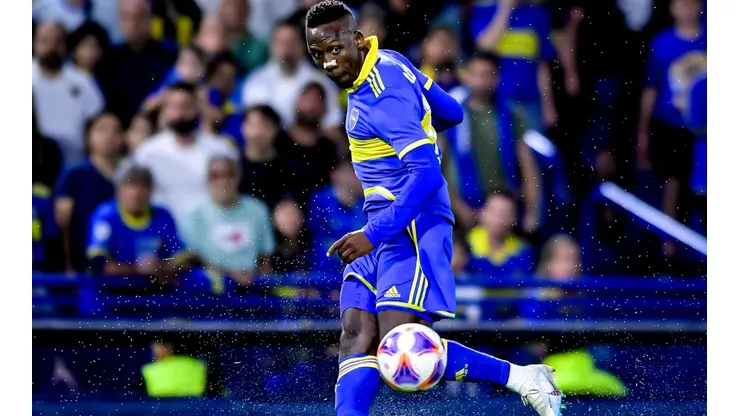 Advíncula está jugando de extremo en Boca