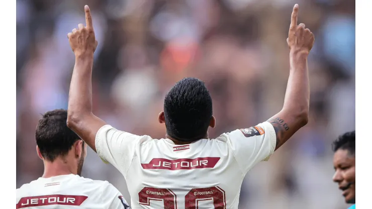 Alex Valera metió un hat trick y se fue expulsado en el triunfo de la "U" ante Sport Boys