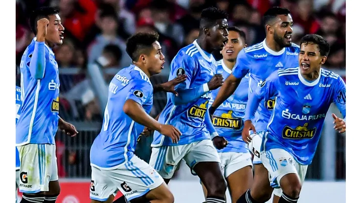 Cristal empata con golazo de tiro libre de Corozo