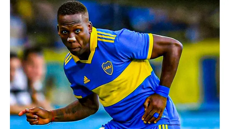 Luis Advíncula criticado y silbado por la hinchada de Boca Juniors