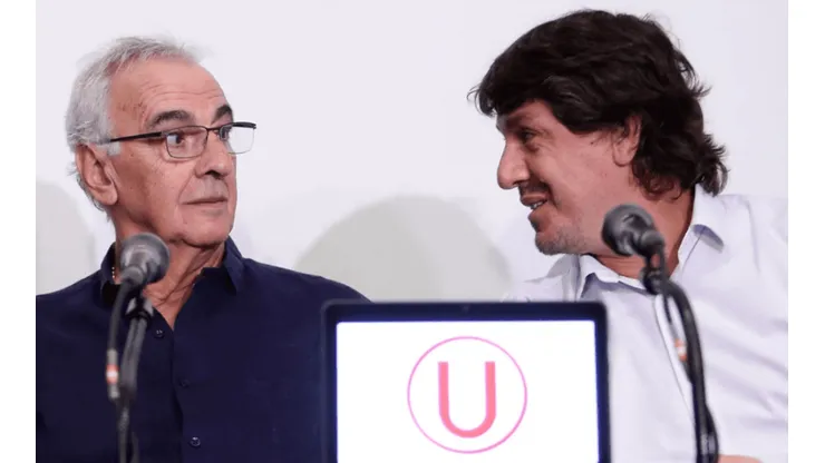 Jorge Fossati y Jean Ferrari durante una conferencia de prensa en Universitario.