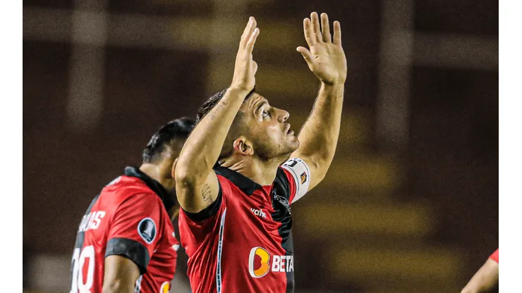 Bernardo Cuesta convirtió para los rojinegros.