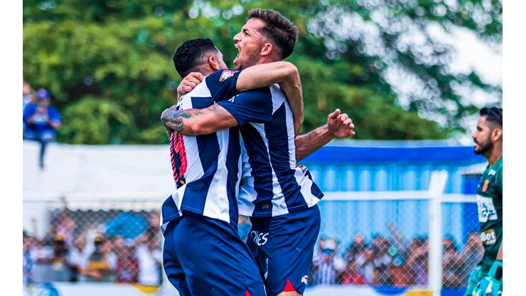 Con remate de lujo, Costa anotó de penal el 1-1 en Piura