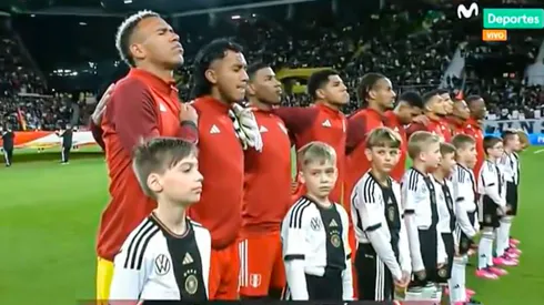 Perú entonó el himno nacional con mucha emoción.