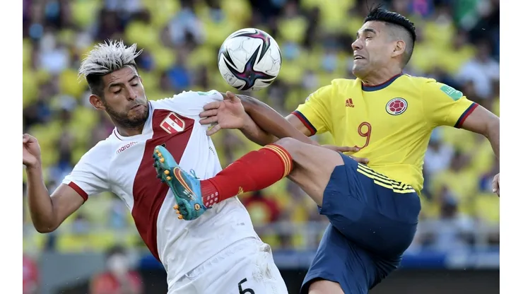 Zambrano jugando por Perú ante Colombia