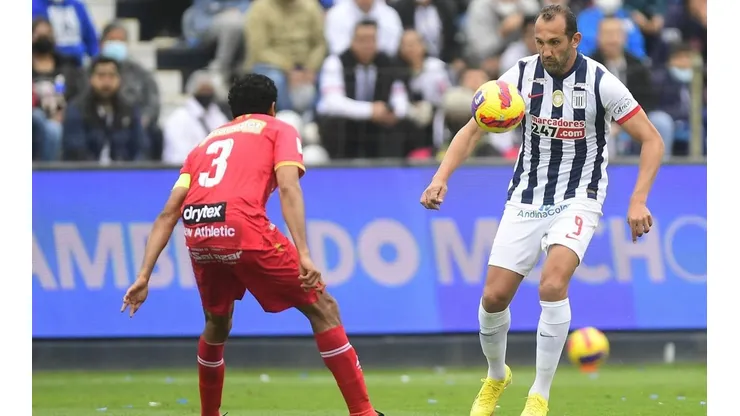 Cueva viajó con Alianza Lima para el duelo contra Sport Huancayo