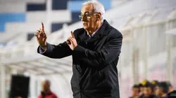 Fossati dando indicaciones en la U