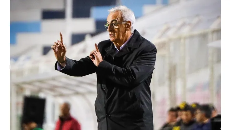Fossati dando indicaciones en la U