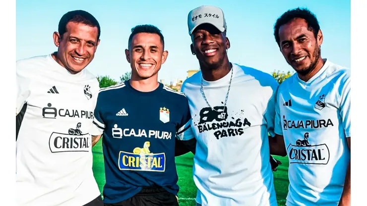Juvenil de Racing saludó al plantel de Cristal previo a la Libertadores
