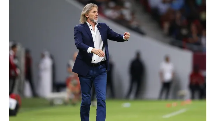 Ricardo Gareca dirigiendo ante Australia en el repechaje