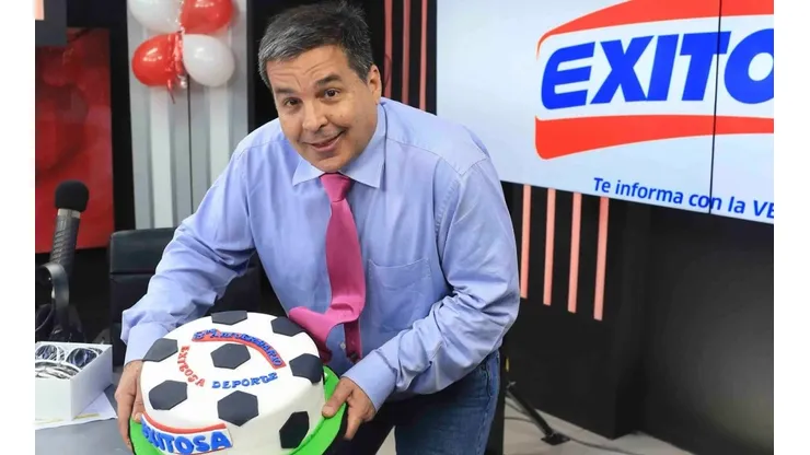 Reconocido periodista deportivo acepta su hinchada y destruye a su club