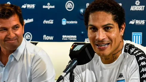 Paolo Guerrero es "relegado" por el plantel de Racing Club