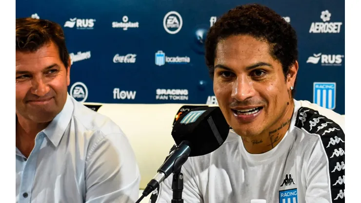 Paolo Guerrero es "relegado" por el plantel de Racing Club