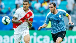 Diego Godín ante Paolo Guerrero.