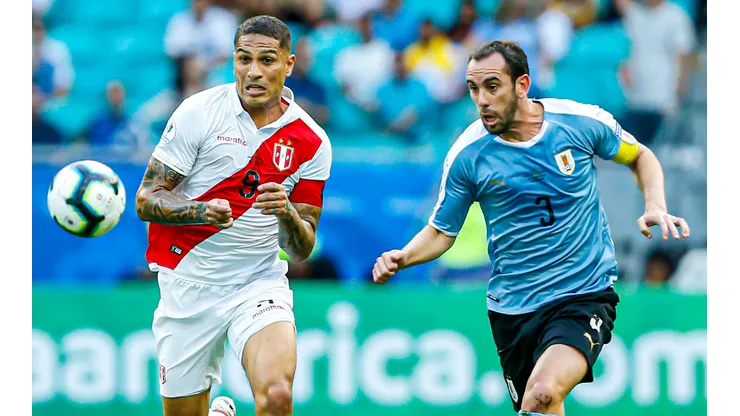 Diego Godín ante Paolo Guerrero.