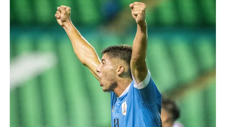 Uruguay le dio una paliza a Chile y lo complica en el Grupo B
