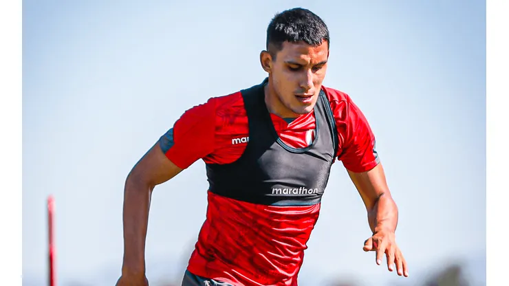 Alex Valera busca romperla con los cremas.