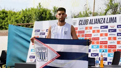 Zambrano posando con la bandera de Alianza
