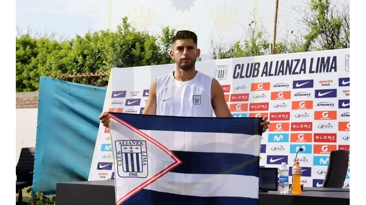 Zambrano posando con la bandera de Alianza